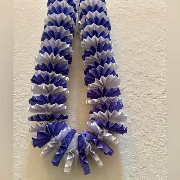 Handmade Blue & White Paper Lei - Picture 2 of 6